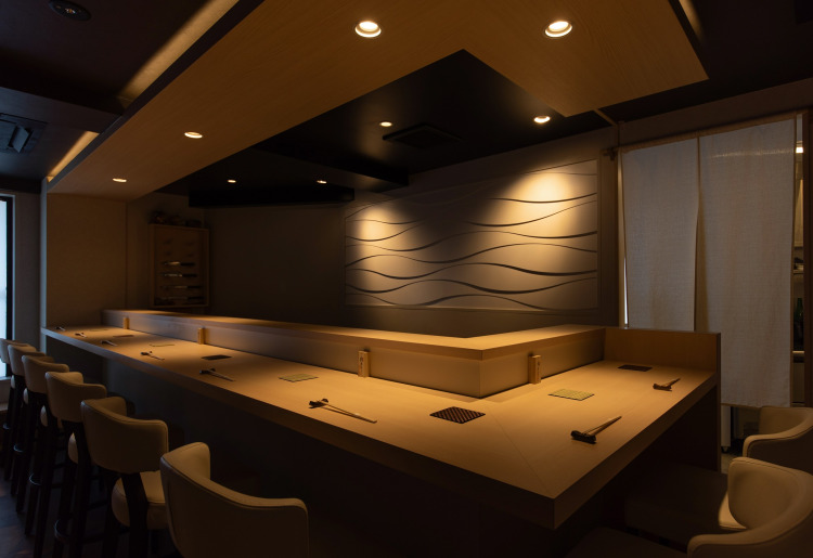 じっくり食事を堪能できる寛ぎのカウンターで、心地よい時間を